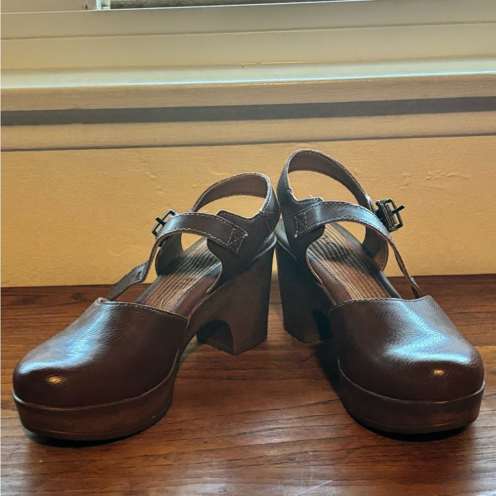 b.o.c. Women's Brown Leather Mules